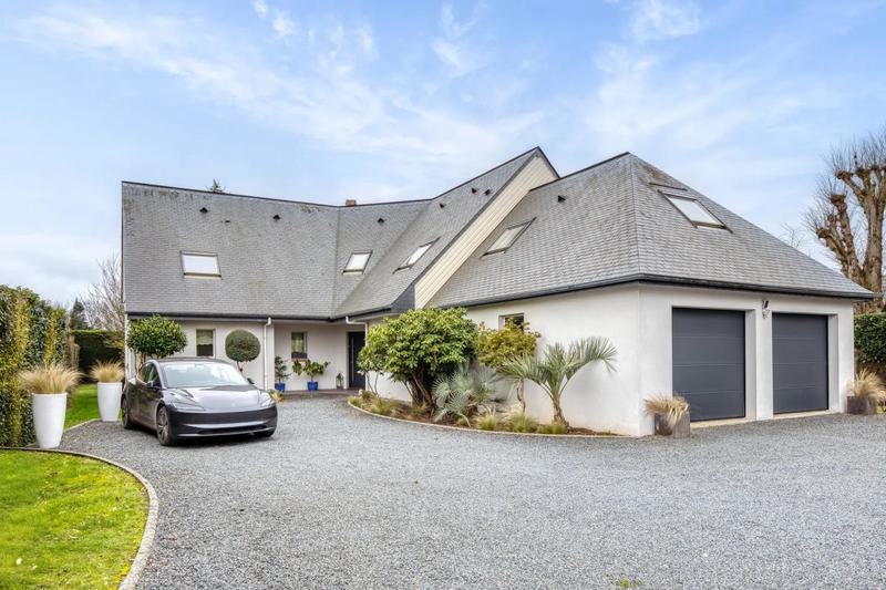 Maison - 235 m² - 7 pièces