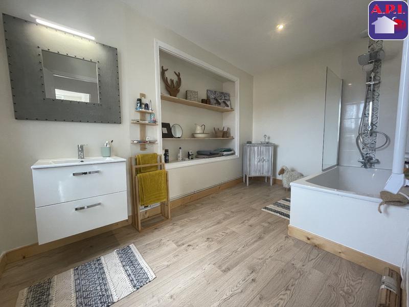 Maison - 186 m² - 8 pièces