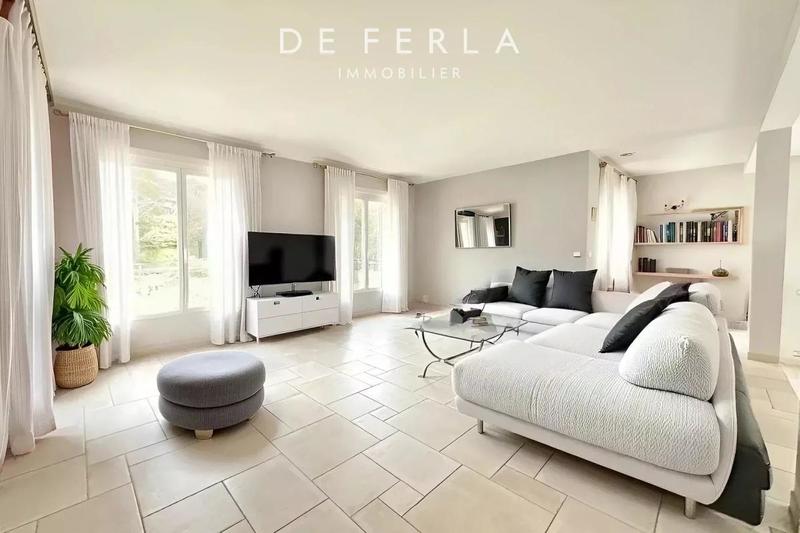 Propriété - 245 m² - 10 pièces