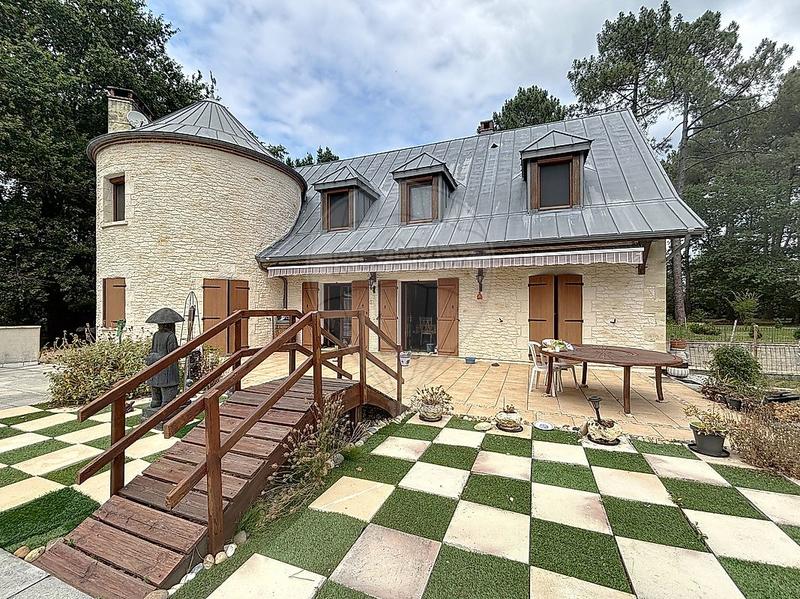 Demeure - 221 m² - 7 pièces