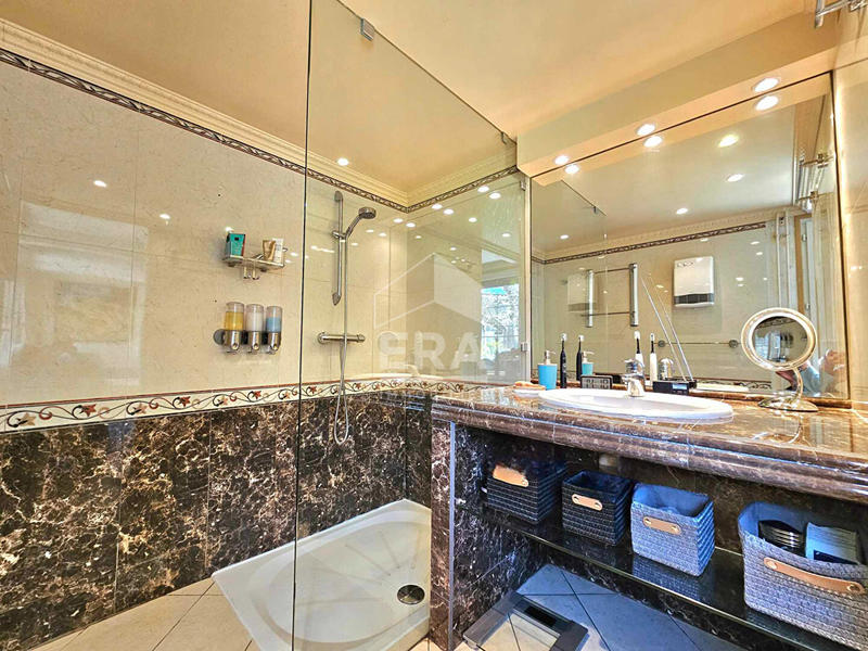 Maison - 240 m² - 9 pièces