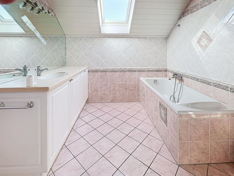 Maison - 222 m² - 7 pièces