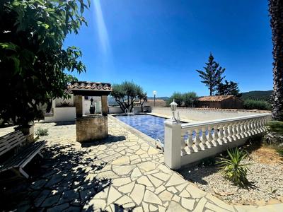 Maison - 180 m² - 5 pièces