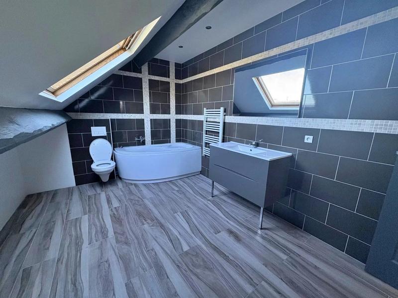 Maison - 220 m² - 8 pièces