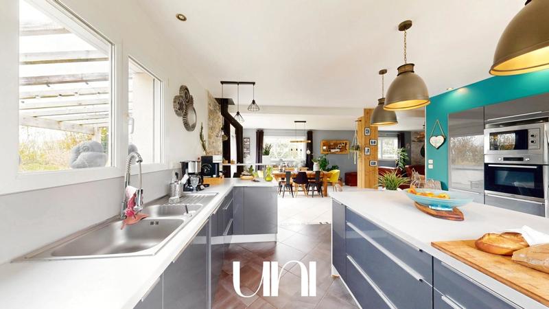 Maison - 220 m² - 10 pièces