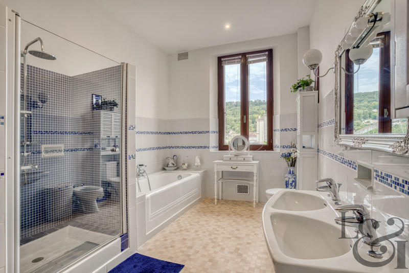 Maison - 275 m² - 8 pièces