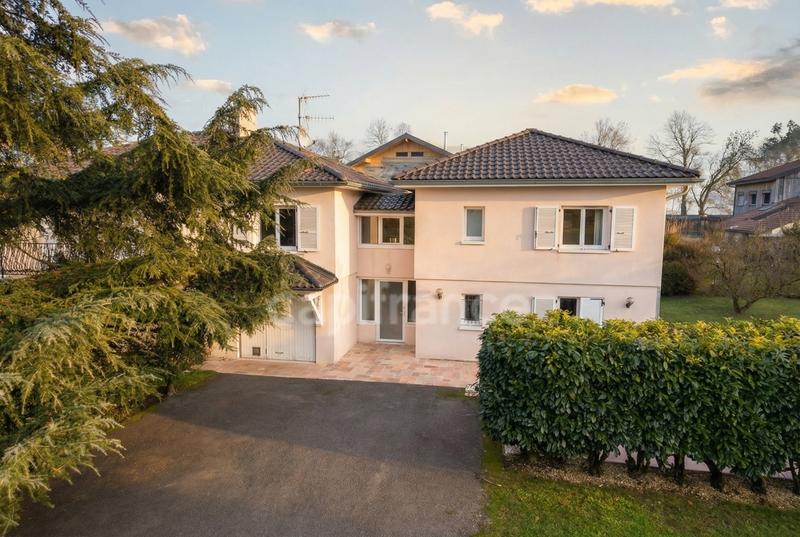 Maison - 230 m² - 6 pièces