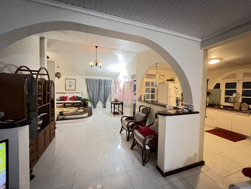 Maison - 330 m² - 13 pièces