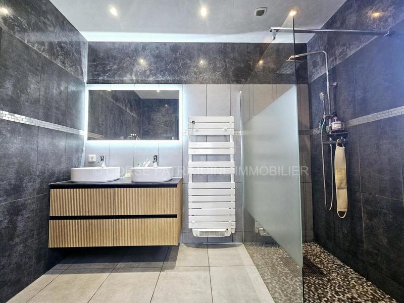 Maison - 206 m² - 7 pièces