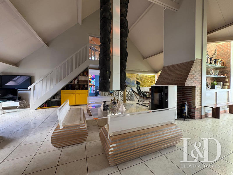 Maison - 374 m² - 10 pièces