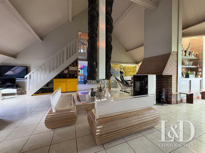 Maison - 374 m² - 10 pièces