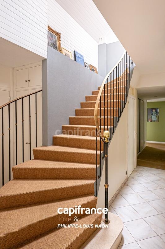 Maison - 230 m² - 10 pièces