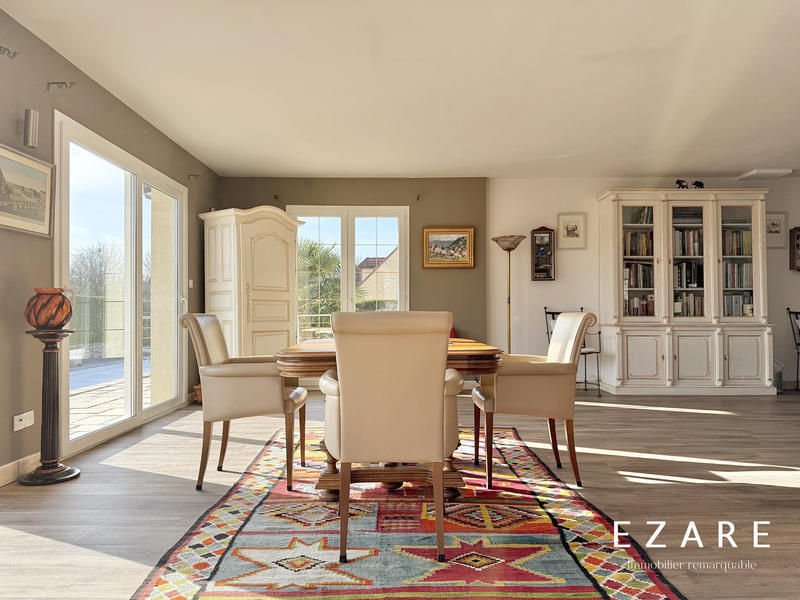 Maison - 230 m² - 8 pièces