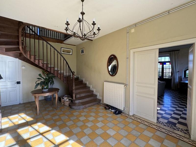 Maison - 630 m² - 9 pièces
