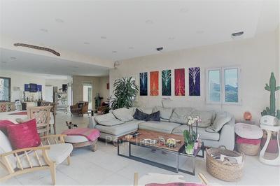 Maison contemporaine - 334 m² - 8 pièces