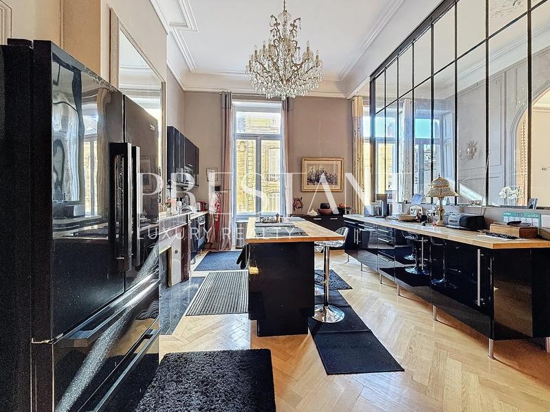 Appartement - 231 m² - 6 pièces