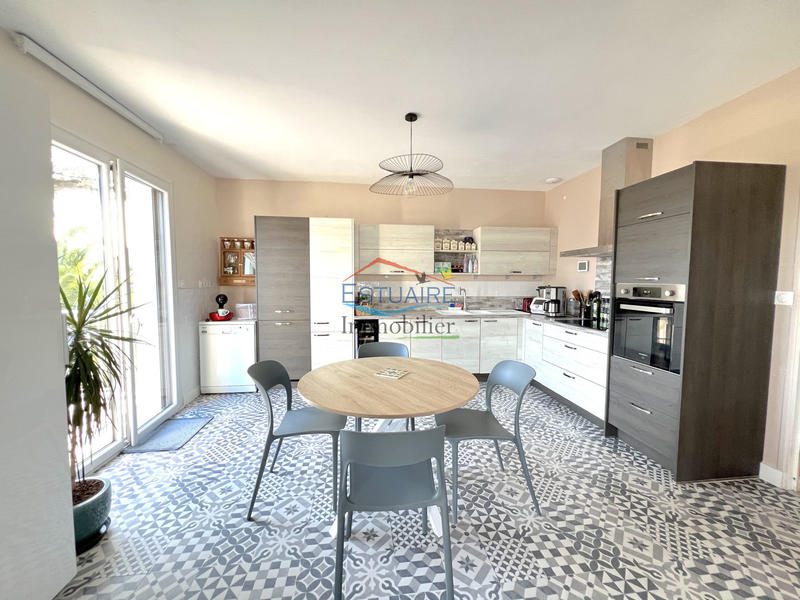 Maison traditionnelle - 220 m² - 8 pièces