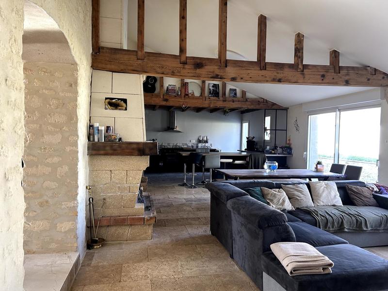 Maison - 240 m² - 8 pièces