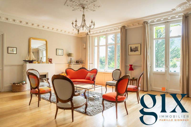 Maison - 266 m² - 8 pièces