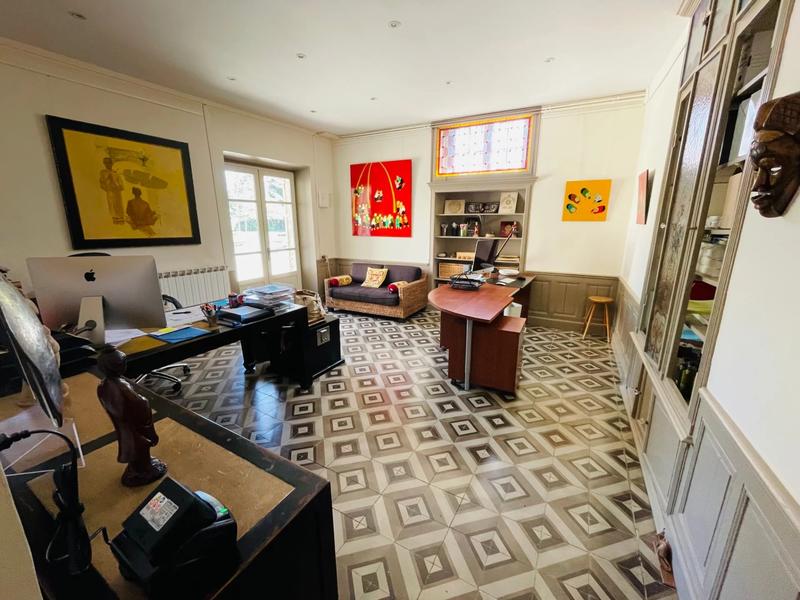 Propriété - 684 m² - 15 pièces