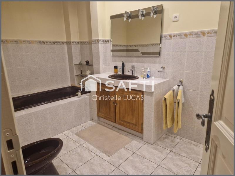 Maison - 230 m² - 8 pièces