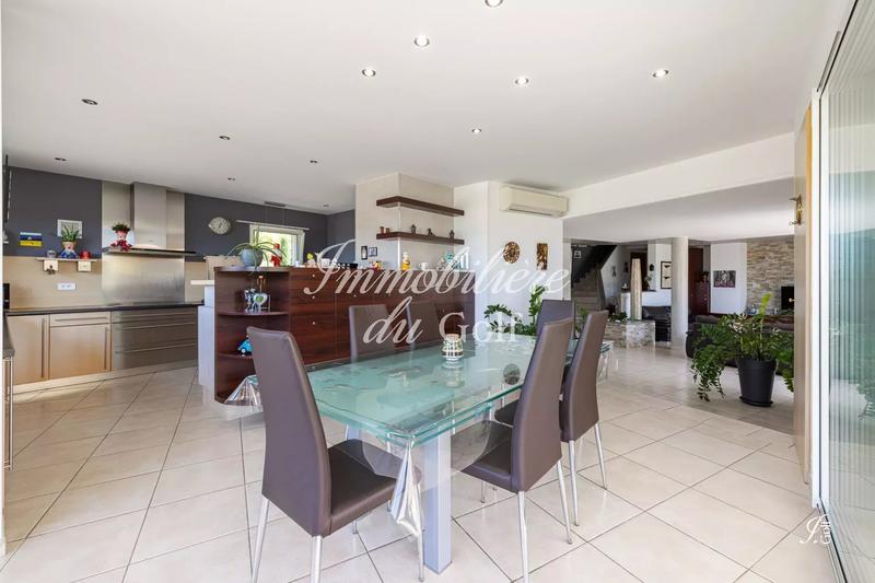 Villa - 232 m² - 6 pièces