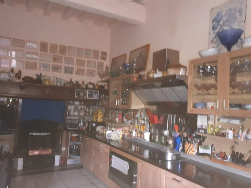 Propriété - 1 000 m² - 14 pièces