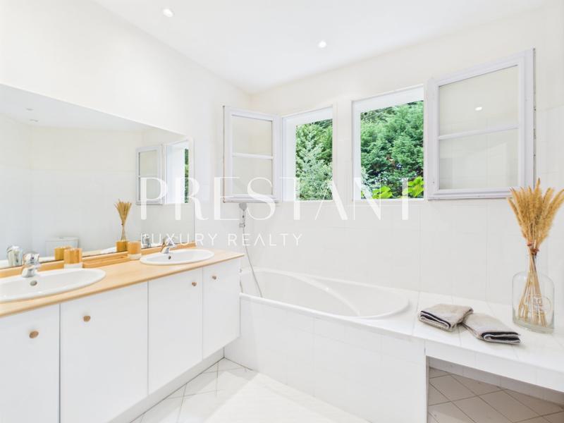 Maison - 250 m² - 7 pièces