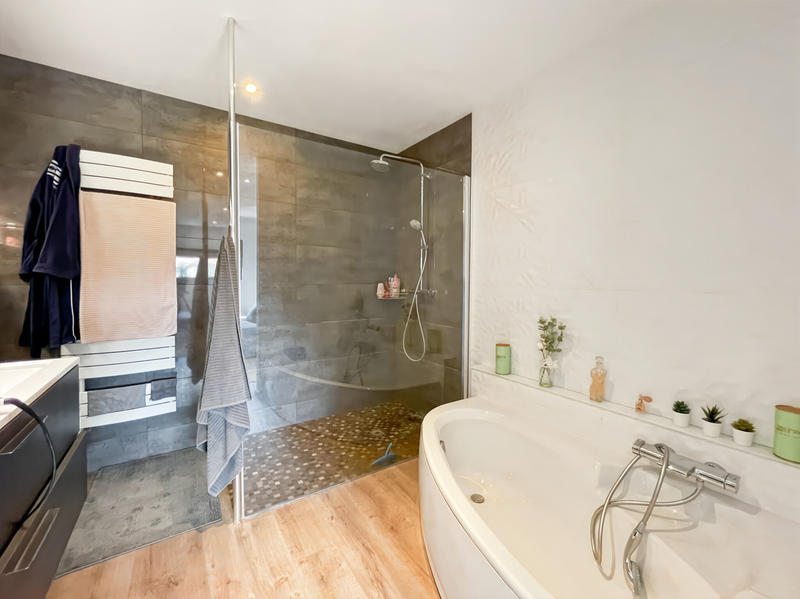 Maison - 233 m² - 7 pièces