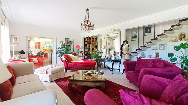 Maison - 256 m² - 6 pièces