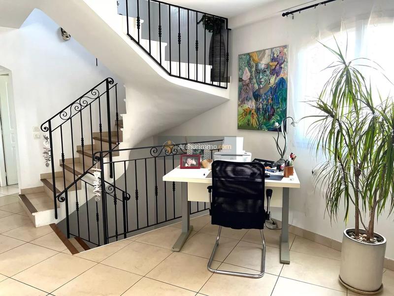 Maison - 220 m² - 6 pièces