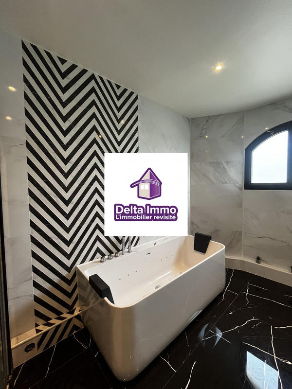 Maison - 345 m² - 8 pièces