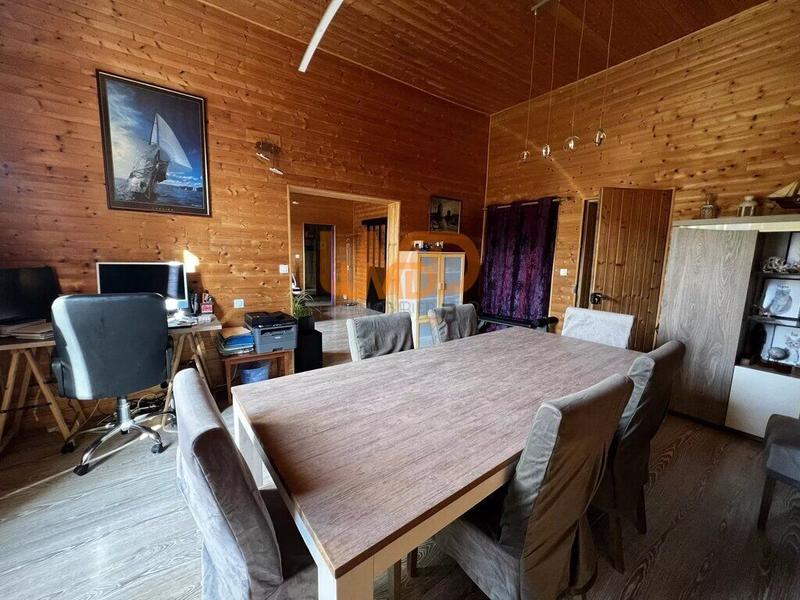 Propriété - 245 m² - 9 pièces