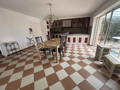 Propriété - 332 m² - 8 pièces