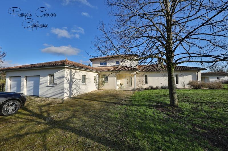 Maison - 210 m² - 6 pièces