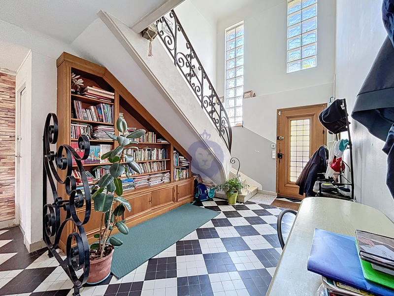 Maison - 216 m² - 8 pièces