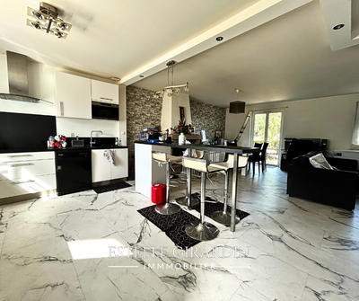 Maison - 93 m² - 4 pièces