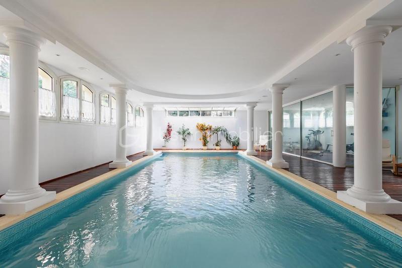 Propriété - 453 m² - 9 pièces