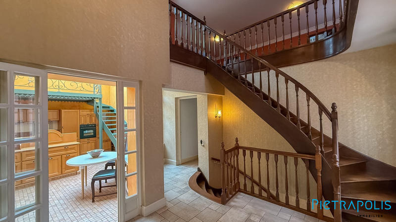 Maison - 583 m² - 15 pièces