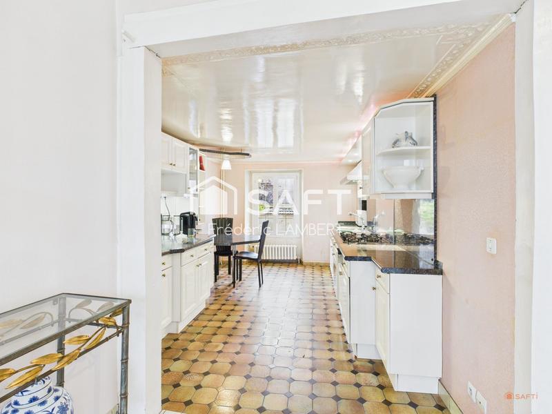 Maison - 255 m² - 11 pièces