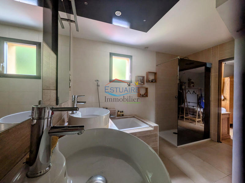 Maison traditionnelle - 190 m² - 8 pièces