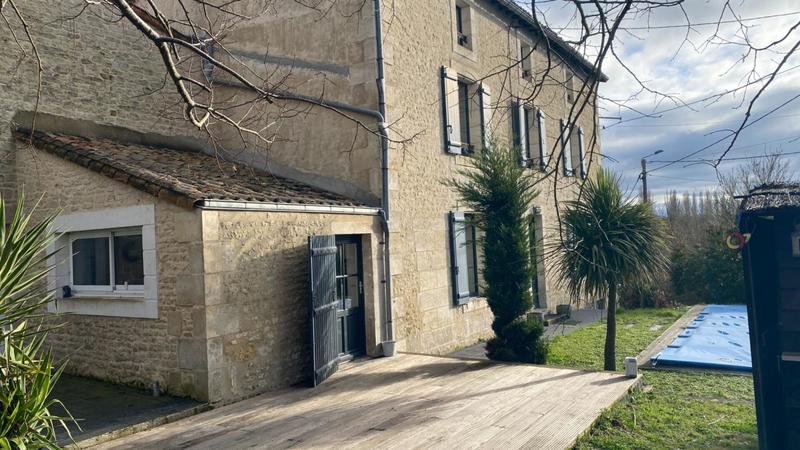 Maison - 233 m² - 7 pièces