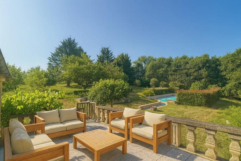 Maison - 230 m² - 8 pièces