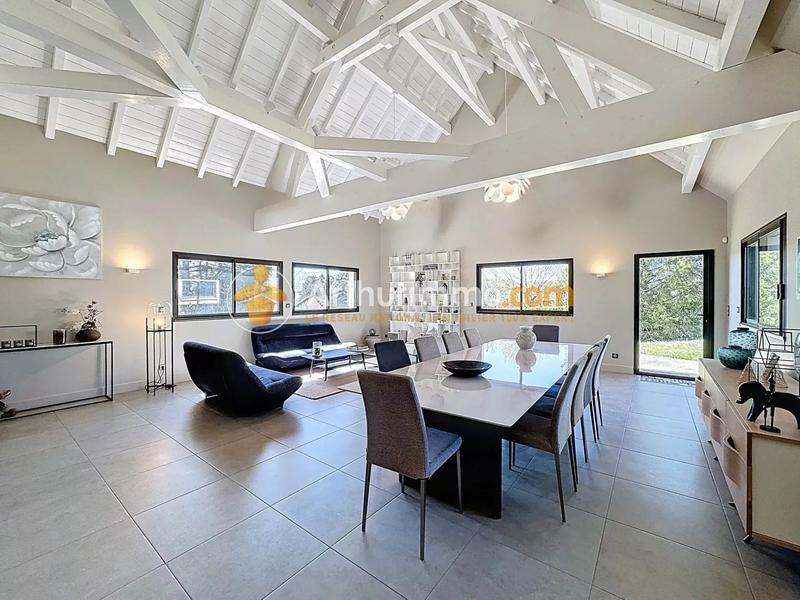 Maison - 370 m² - 5 pièces