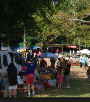 Vide-greniers durant la Fête du Grand chêne