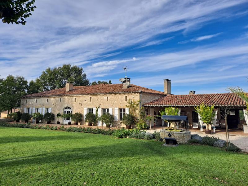 Maison - 557 m² - 16 pièces