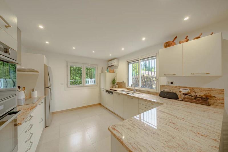 Maison - 335 m² - 12 pièces