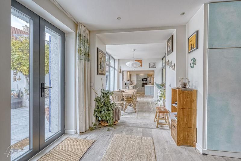 Maison - 230 m² - 9 pièces