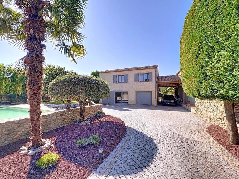 Maison - 240 m² - 8 pièces