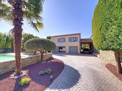 Maison - 240 m² - 8 pièces